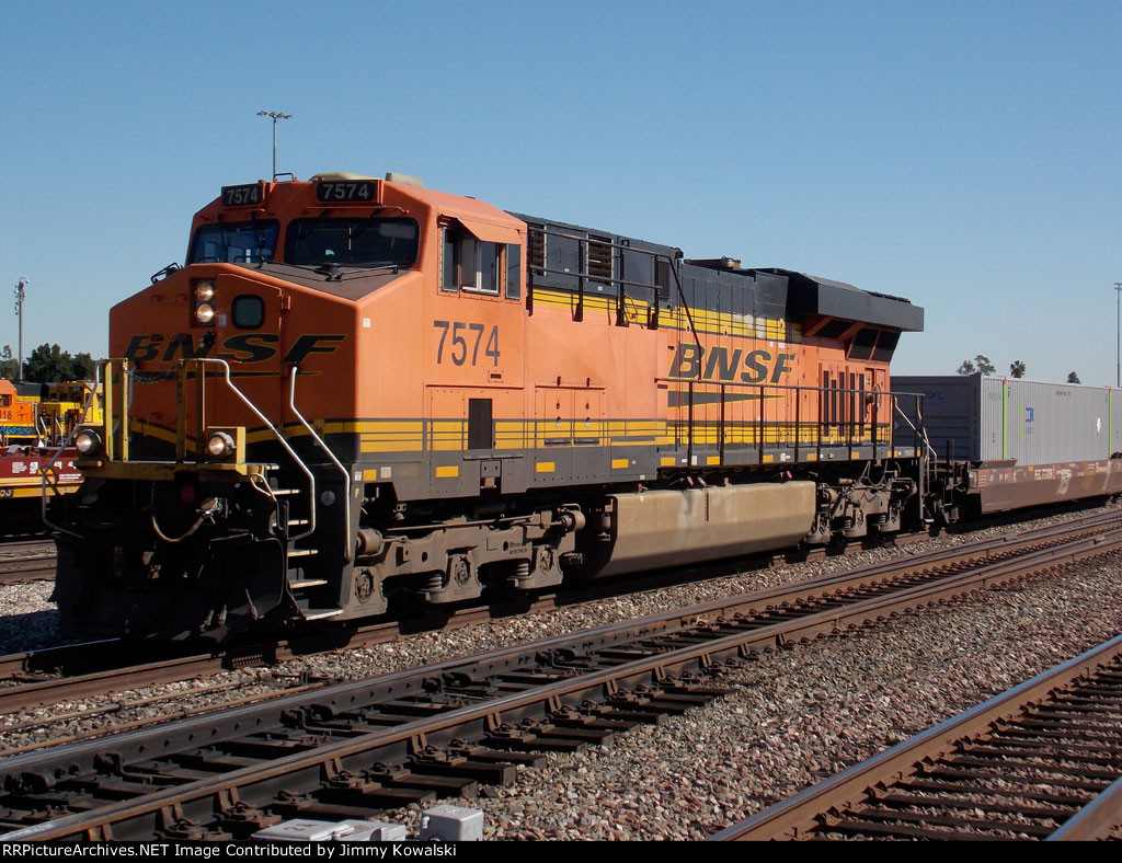 BNSF 7574 GE ES44DC